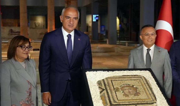 Çingene Kızı mozaiğinin kayıp parçası evine döndü