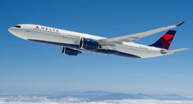 Delta uçağı inişte havai fişeğe temas etti