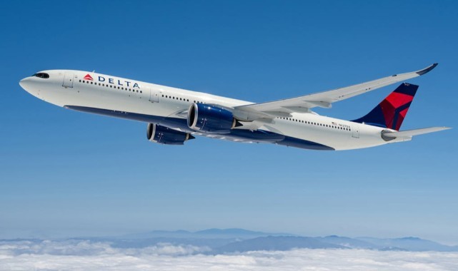 Delta uçağı inişte havai fişeğe temas etti