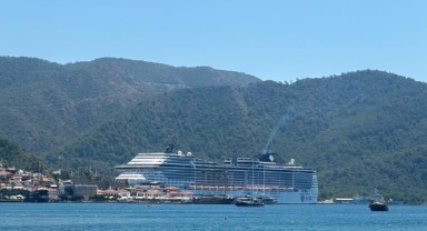Marmaris'e bir günde denizden 4 bin turist geldi