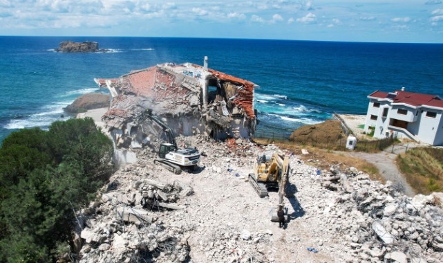 Riva'daki metruk otel yıkılıyor